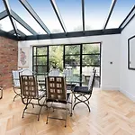 Bright & Spacious 5 Bed House In Charming Putney