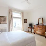 Bassett Road IV By Onefinestay