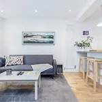 Bonnington Gardens - 1 bed open plan basement flat