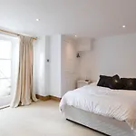 Fabulous 4-Bed House In Fulham With Garden!