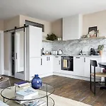 Luxurious 1 Bedroom Apartment - Minutes From Angel Tube St.