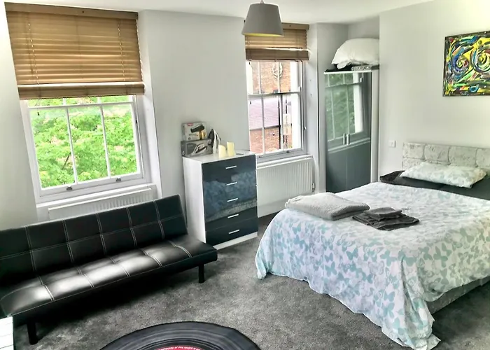 Camden Guest House Double Bedroom With Super Large King Bed