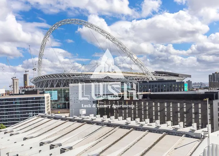 Lush Apartment opposite London Designer Outlet