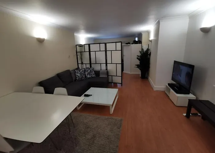 Large Modern Gf 1-Bed Apartment Sleeps 2