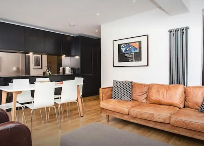 Stylish Newly Refurbished 2 Bedroom Flat With Terrace
