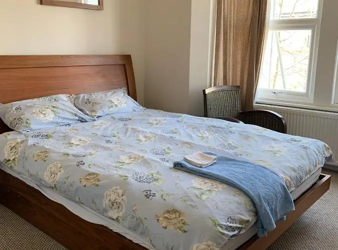 Sunny ensuite room&annex near Tottenham Stadium