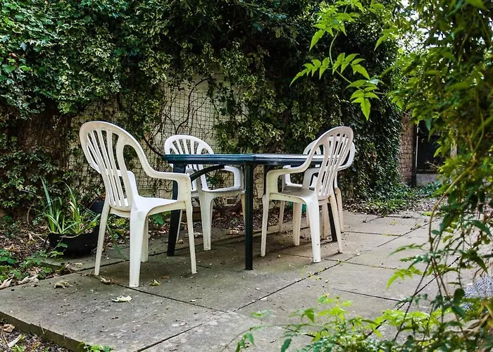 Charming Peaceful 2 Bedroom With Parking And Garden