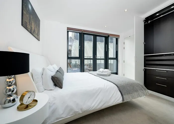 Spacious 2 Bedroom, 3 Beds 2,5 Bathroom, Trafalgar Square