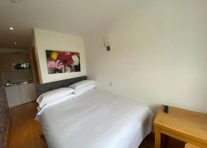 F303- Fantastic 3Rd Flr Studio Near Hyde Park