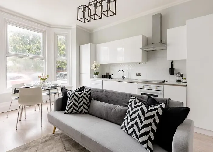 Lovely 2 Bedroom Apartment In West Hampstead, London