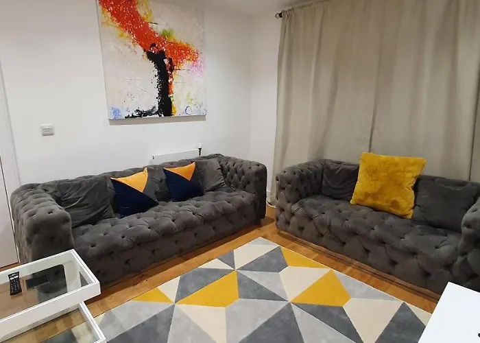 Garland Modern 3 Bedroom House Westfield - Stratford