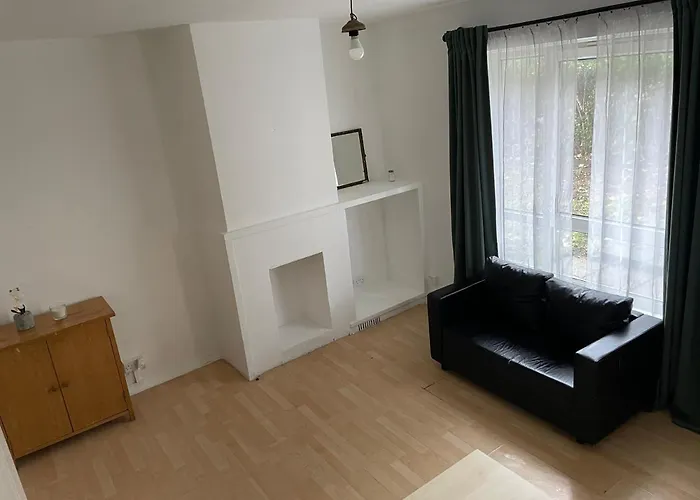 Centrally Located 2- Bedroom Apartment With Garden