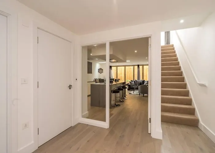 Luxurious & Modern Townhouse In Hammersmith