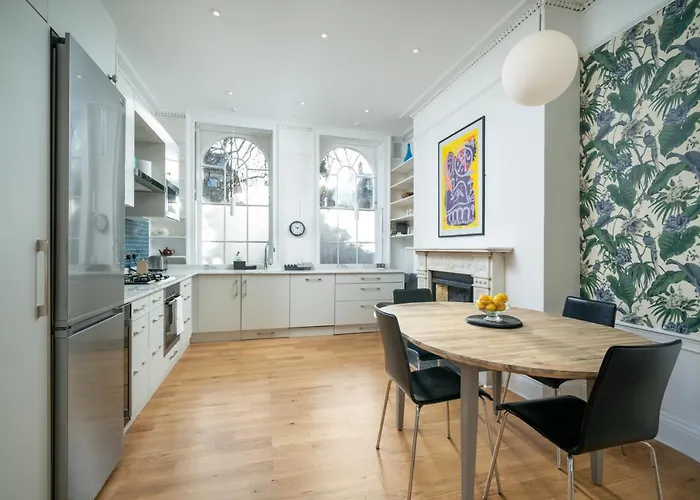 Sleek Flat With Communal Courtyard
