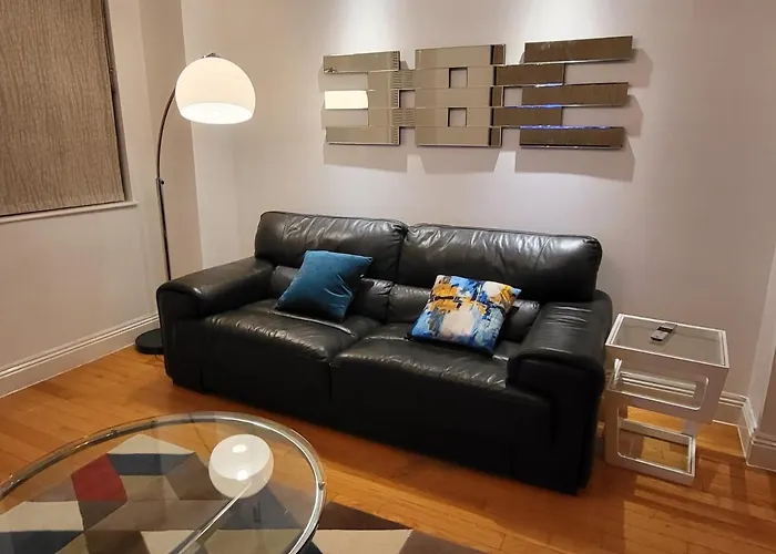 Garland Stylish 2 Bedroom Apartment A Minute Walk From Station