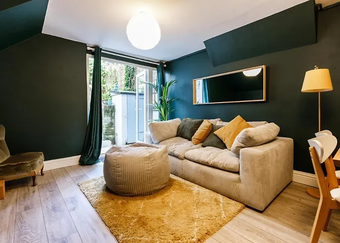 Colourful, 1-Bedroom Victorian Flat With Garden