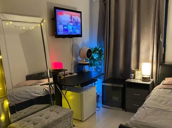 Private Room - Shared Apartment Near The City