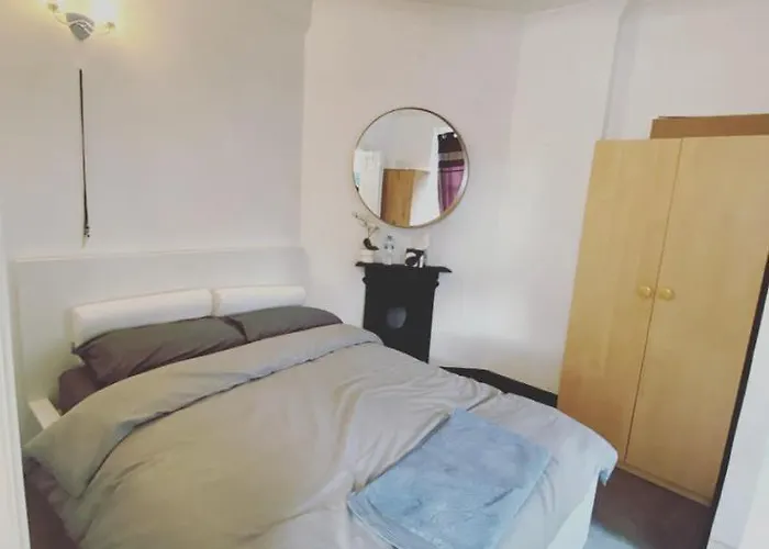 Complete 1 Bedroom Apartment With Wi-Fi, Kitchen, Tv In Heart Of Chiswick, London