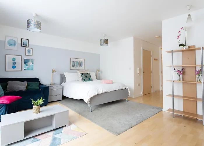 Modern Spacious Studio Close To Station