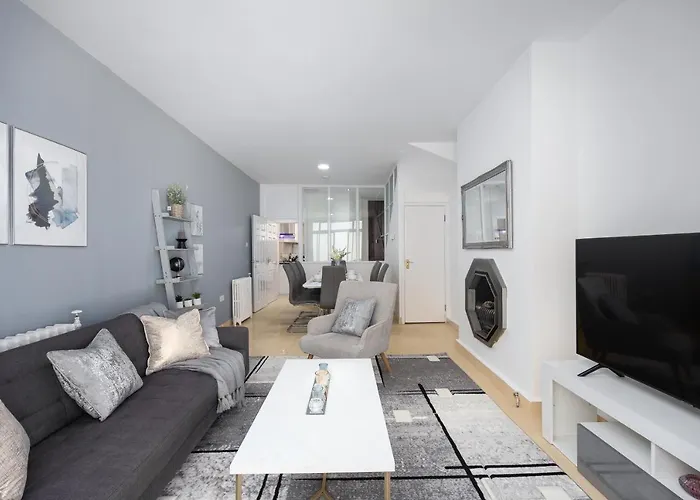 Spacious 4 Bedroom House Next To Kensington Palace