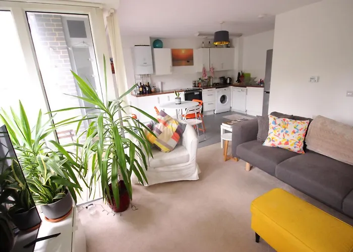 Spacious And Airy 1 Bedroom Flat - Great Location