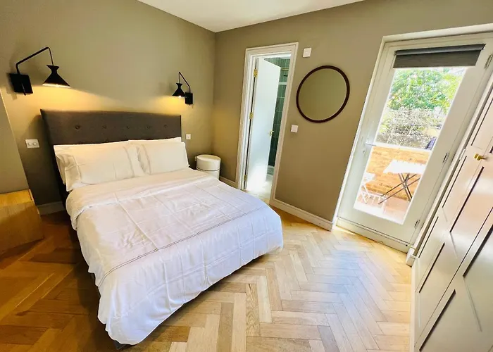Stylish 1 Bedroom Designer Apartment