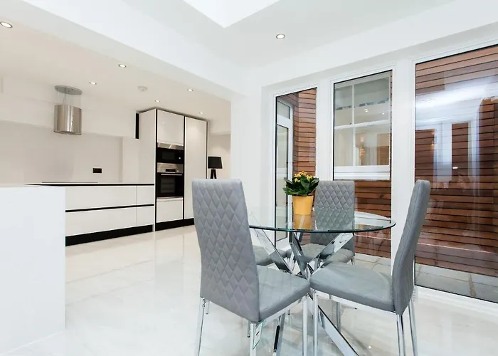 Luxury Escapes @ London Victoria