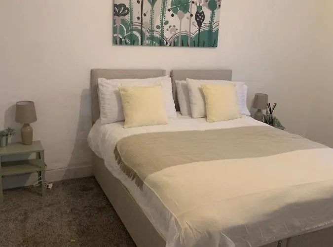 Wandsworth, South London Deluxe King Room 1