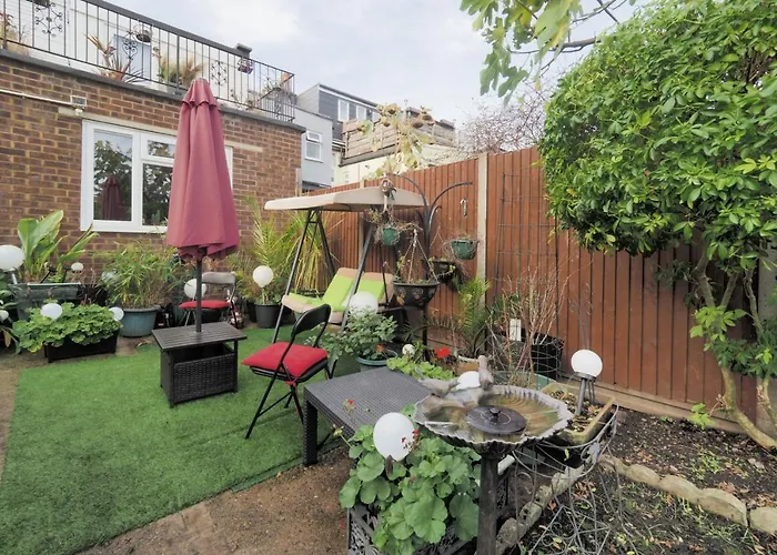 Stunning, Large 1 Bed Riverside Flat