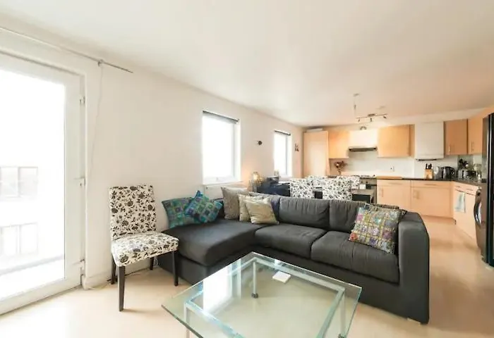 Large London Apartment Near Portobello Market, Notting Hill