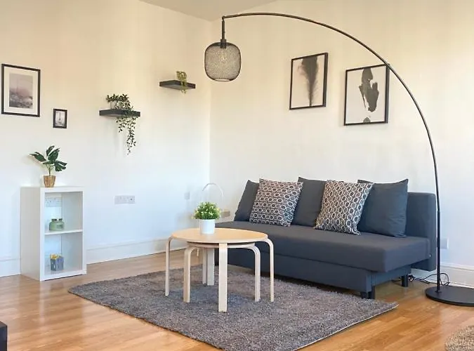 Charming & Bright 2-Bed Apt Close To Station