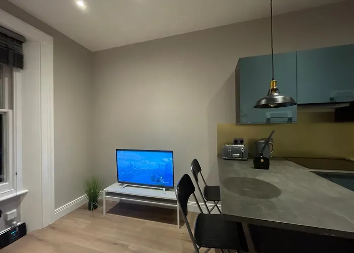 Modern & Elegant Central London Apartment Two Minutes From Train Station