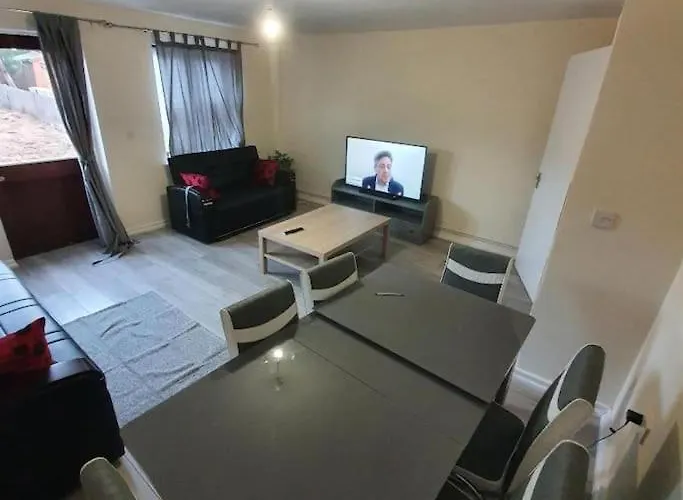 Close To Central London - 4 Bedroom House, 8 Beds, Sleepps 14, Free Parking