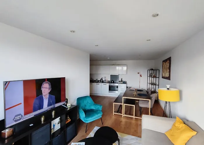 Cosy And Spacious Apartment In Forest Hill