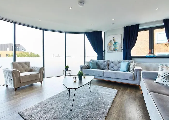 Greenwich Flat: O2, Cutty Sark, Maritime Museum, Thames Path