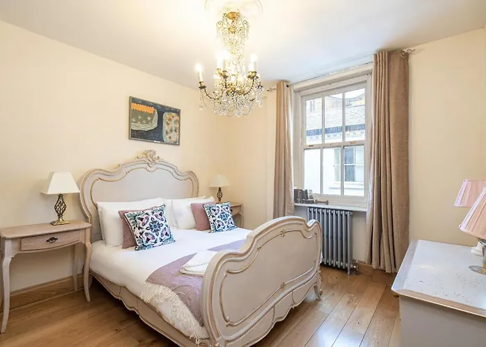Stone Built Vintage Chic House In The Heart Of Knightsbridge