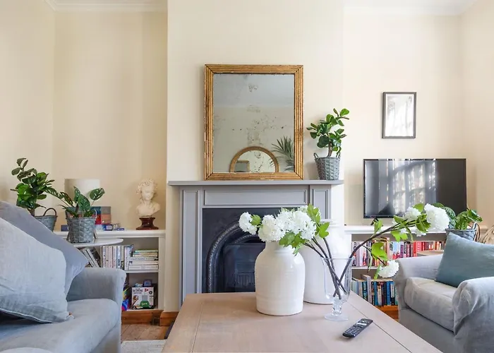 A North London Retreat Cottage, 3 Bed With Garden
