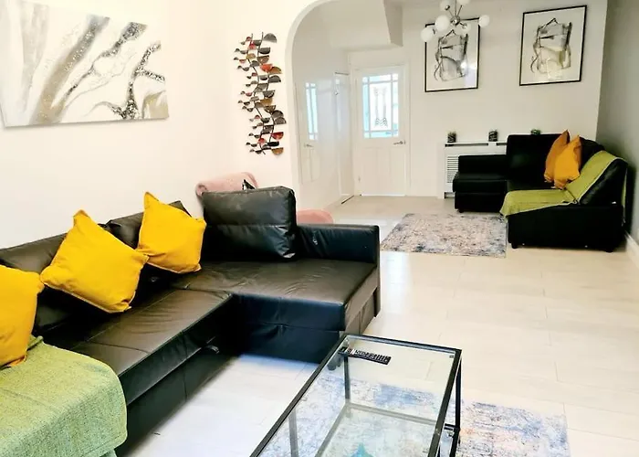 Private House With Free Parking