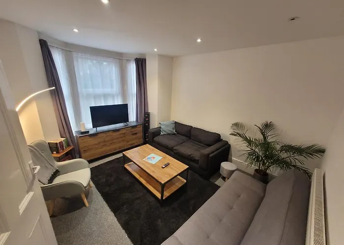 Spacious 2 Bedroom House In Central London With Garden
