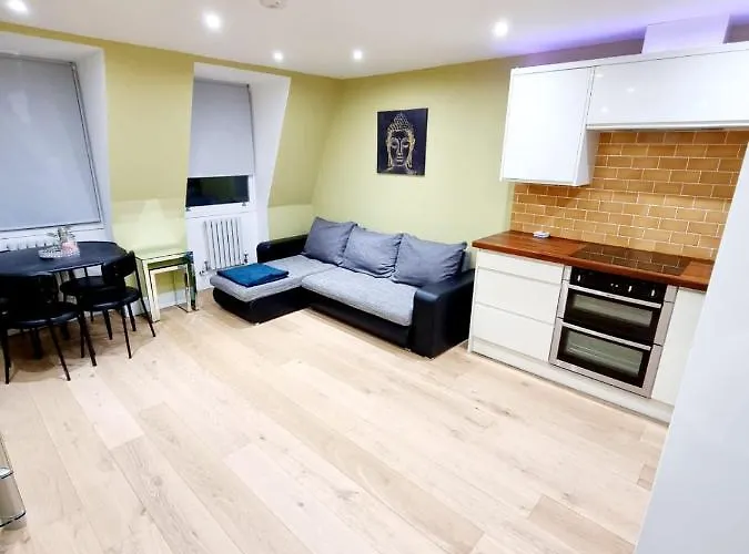 Stylish London Apartment With Terrace & Parking