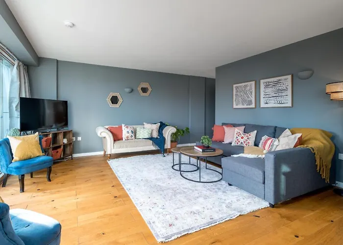 2 Bedroom Apartment With Park Views Shoreditch