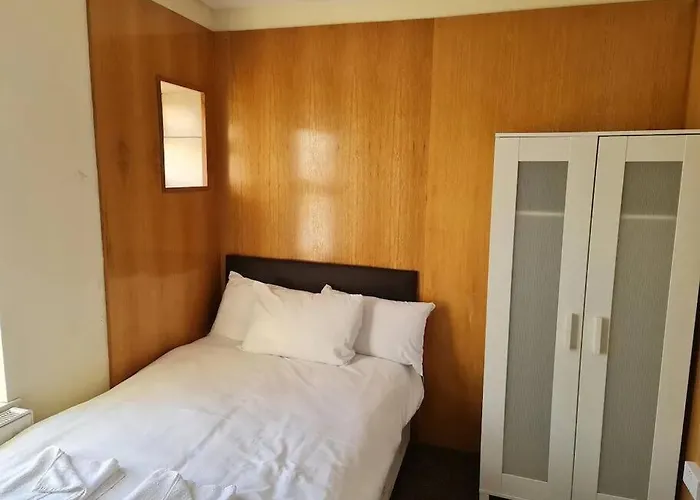 Lovely Bedroom R8