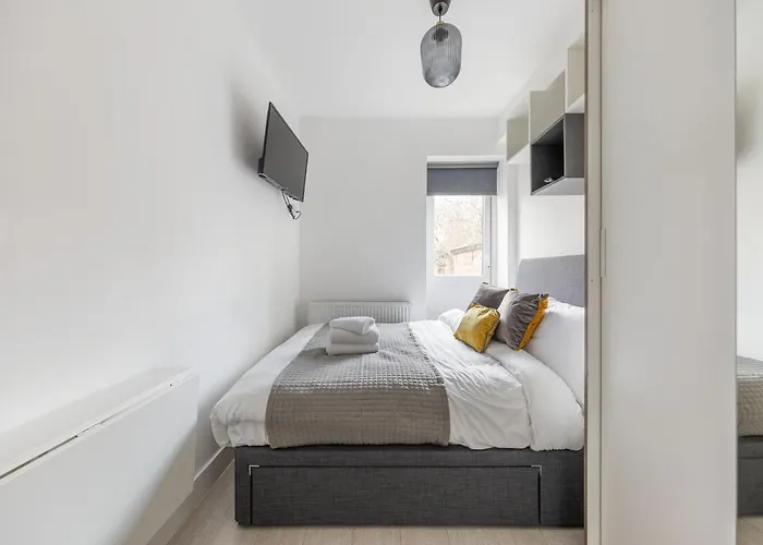 Functional Double With An Ensuite Toilet And Shower Near Tube And Bus Stations