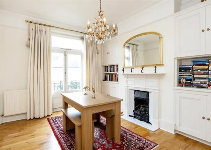 Large 3 Bed Flat In Central Wimbledon