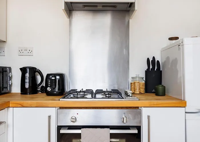Stylish Apartment Opposite Westfields