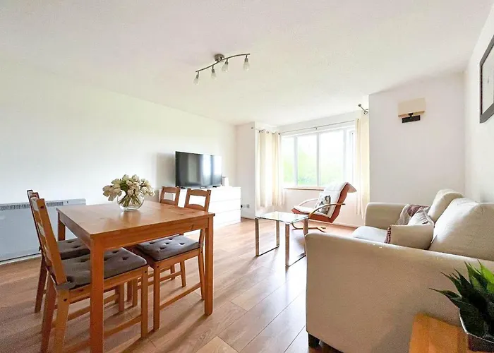 Lovely 2 Bedroom Flat With Free Parking, Great Transport Links To Central London, The Excel Centre, Canary Wharf And The O2!