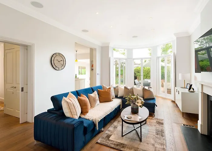 Beautiful Regents Park Apartment