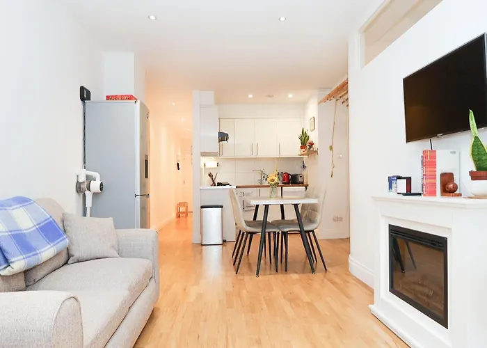 Bright 2-Bed Garden Flat With Skylights In Chelsea