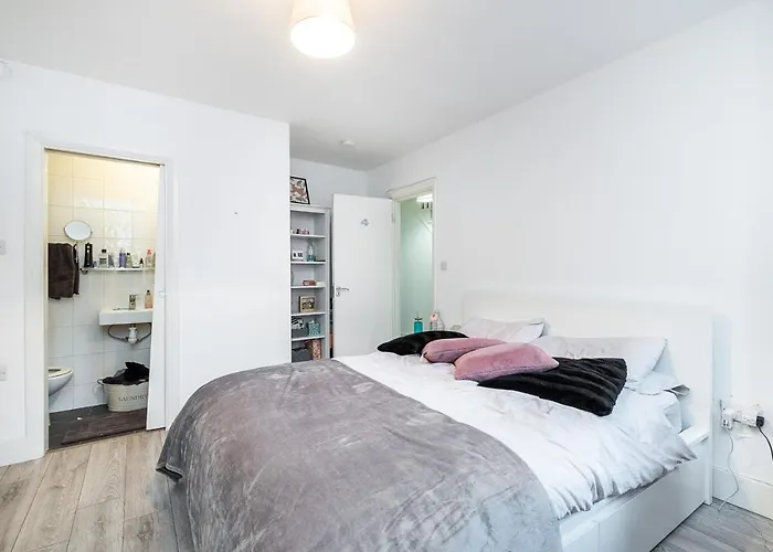Double En-Suite Room In Finsbury Park
