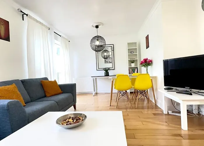 Amazing Location - City Of London- 2 Bedroom Stunning Canal View House With Private Garden,Parking & Balcony